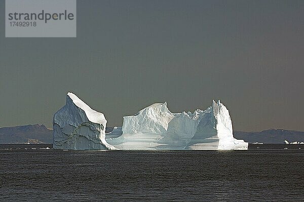 Riesige Eisberge in einer weiten Bucht  Disko Insel im Hintergrund  Disko Bucht  Arktis  Grönland  Dänemark  Nordamerika