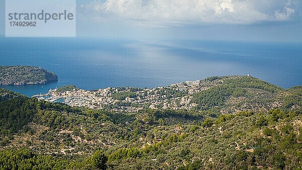 Panoramablick auf Port de Sóller  Mallorca  Spanien  Europa