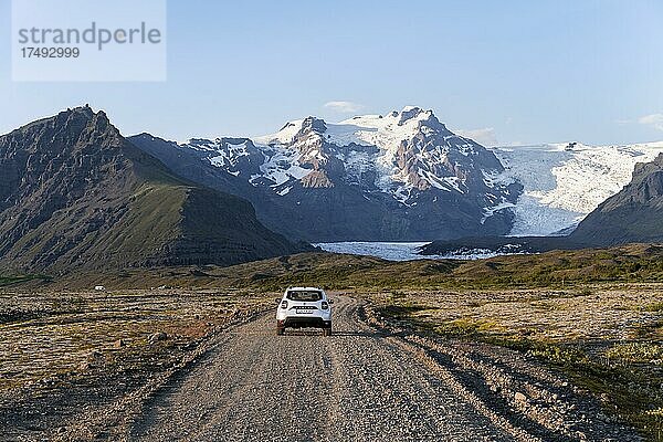 Auto auf Schotterstraße  Vatnajökull Gletscher  hinten Berge und weite Landschaft  Ringstraße  Island  Europa