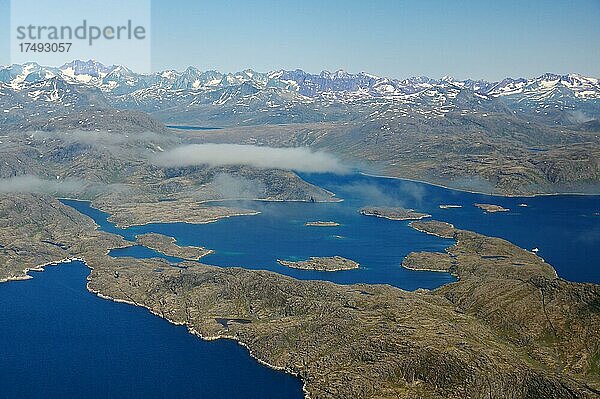 Eisberg  Eis und Inseln  in einem Fjord  Flugaufnahme  schneebedeckte rauhe Berglandschaft  Luftaufnahme  Südgrönland  Nanortalik  Nordamerika  Grönland  Dänemark  Nordamerika