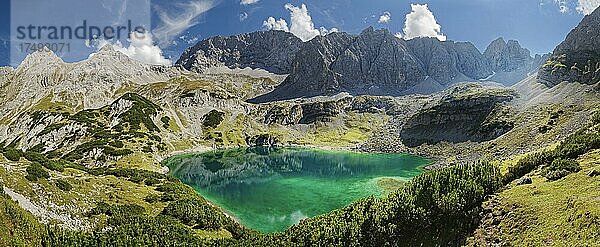 Türkisfabener glasklarer Drachensee  Coburger Hütte  Ehrwalder Alm  Ehrwald  Mieminger Gebirge  Tirol  Österreich  Europa