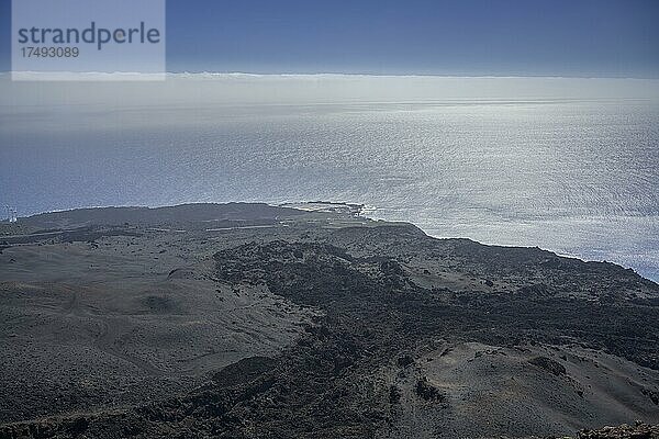 Blick vom Vulkan Teneguia zu den Salinen am Meer  Fuencaliente  La Palma  Spanien  Europa