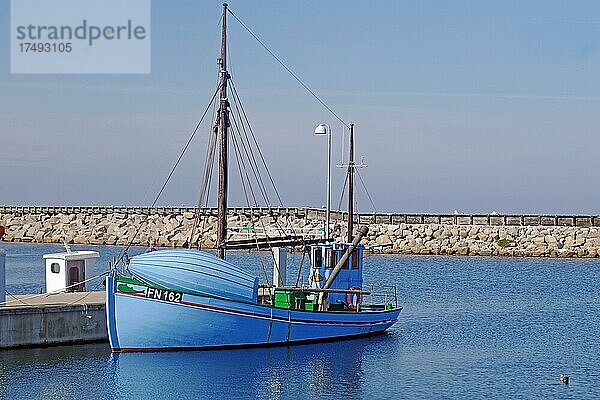 Fischerboot im Hafen  Laesö  Nordjütland  Dänemark  Europa