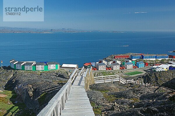 Lange Holztreppe und Aussicht auf eine kleine Stadt und Meer  Maniitsoq  Arktis  Nordamerika  Grönland  Dänemark  Nordamerika