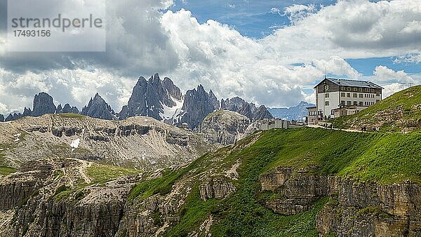 Blick in Sextener Dolomiten mit Auronzo Hütte  Südtirol  Italien  Europa