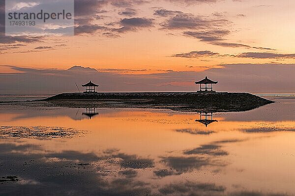 Strand mit Tempel im Wasser  Spiegelung und Langzeitbelichtung bei Sonnenaufgang  Sanur  Bali  Indonesien  Asien