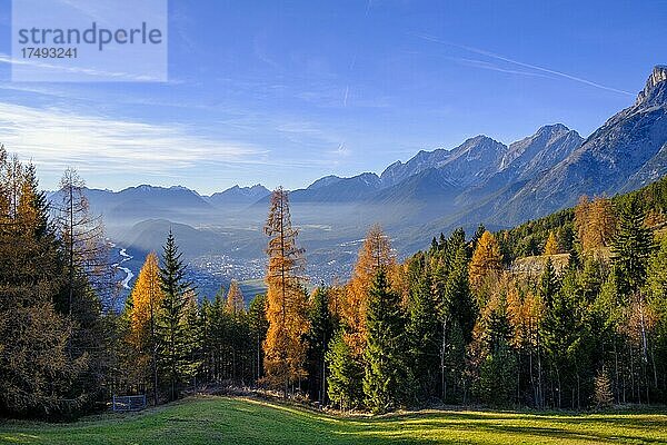 Aussicht auf das Inntal  von der Friedensglocke  Mösern bei Seefeld  Tirol  Österreich  Europa