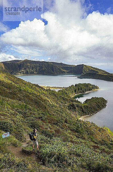 Wanderer am Kraterrand mit Blick zum Kratersees Lagoa do Fogo  Insel Sao Miguel  Azoren  Portugal  Europa