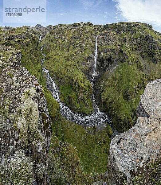 Berglandschaft mit Schlucht  Wasserfall Hangandifoss im Múlagljúfur Canyon  Sudurland  Island  Europa