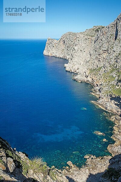 Panoramablick auf felsige Steilküste mit Cap Formentor und Leuchtturm  Halbinsel Formentor  Mallorca  Spanien  Europa