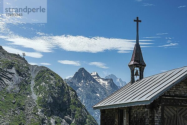Kapelle Hospiz vor den Bergen Vorderer Zinggenstock mit Hinterer Zinggenstock und Finsteraarhorn  Guttannen  Wallis  Schweiz  Europa