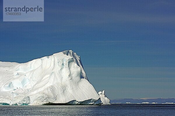 Riesige Eisberge im Juli  Disko Bucht  Ilulissat  Arktis Westgrönland  Arktis  Dänemark  Europa