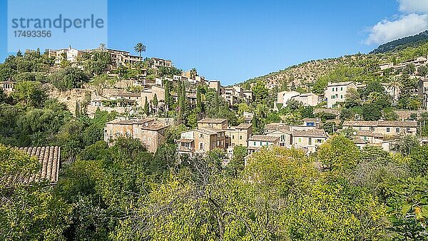 Blick auf Dorf Deià  Mallorca  Spanien  Europa