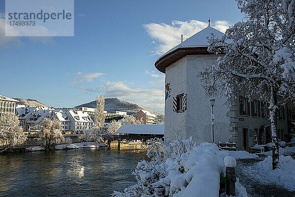 Zielempturm und Holzbrücke über die Aare  Olten  Solothurn  Schweiz  Europa