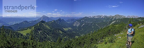 Blick vom Raidling mit Grimming und Dachstein  Wanderung Hochmölbinghütte  Wörschach  Steiermark  Österreich  Europa