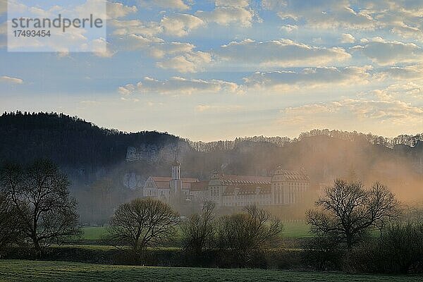 Erzabtei St. Martin zu Beuron  Kloster Beuron  Nebel  Wolken  Sonnenaufgang  Beuron  Naturpark Obere Donau  Baden-Württemberg  Deutschland  Europa