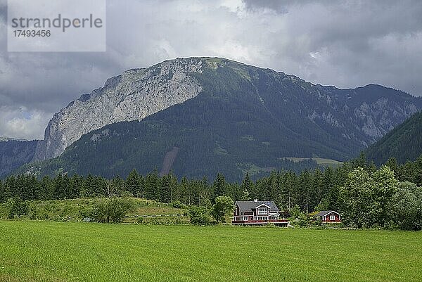 Blick zur Meßnerin mit Ferienhaus im schwedischen Stil  Tragöß-Sankt Katharein  Steiermark  Österreich  Europa