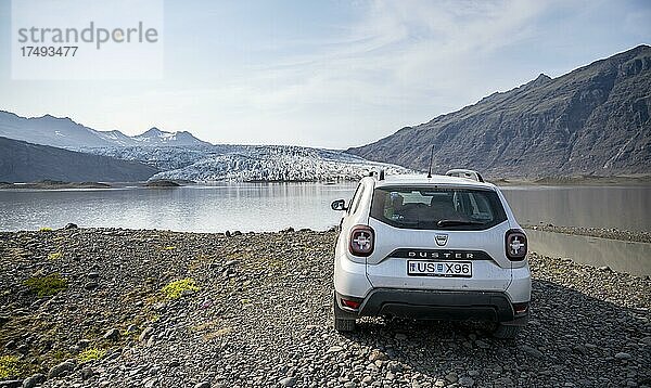 Auto steht vor Gletscher  Island  Europa