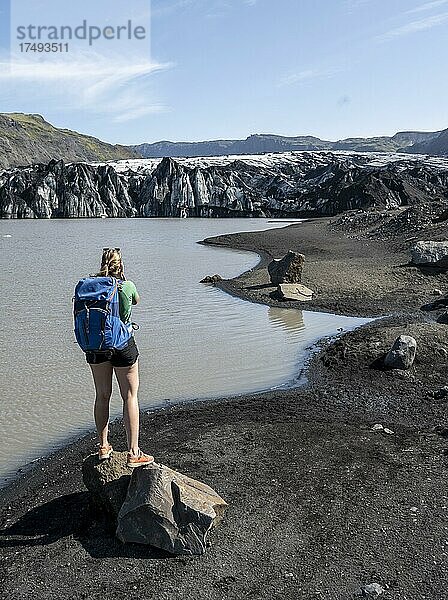 Wanderer vor Gletscherzunge Sólheimajökull am Gletscher Mýrdalsjökull  Suðurland  Island  Europa