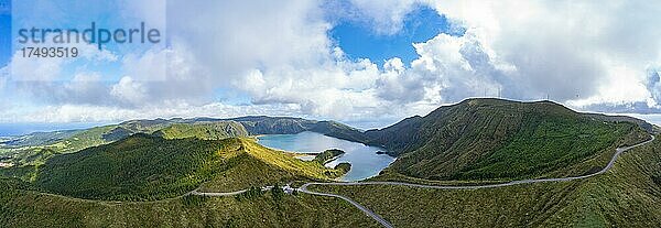 Drohnenaufnahme  Blick vom Aussichtsplatz Miradouro do Pico da Barrosa zum Kratersee Lagoa do Fogo und zum Gipfel des Pico Barrosa  Insel Sao Miguel  Azoren  Portugal  Europa