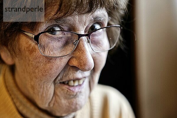 Portrait einer Seniorin mit Brille  Köln  Nordrhein-Westfalen  Deutschland  Europa