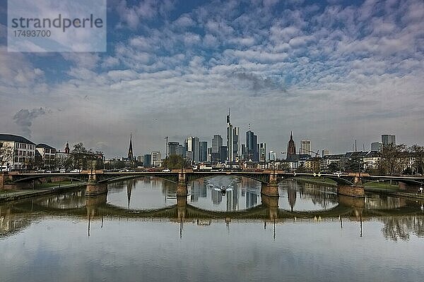 Blick von der Flöserbrücke über den Fluss Main  der Ignatz-Bubis-Brücke Brücke zur Skyline und den Hochhäuser. Schöne Spiegelung in Frankfurt  Deutschland  Europa