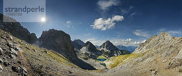 Bergpanorama oberhalb des Drachensees und der Coburger Hütte mit den Berggipfeln der Sonnenspitze  Drachenkopf  Coburger Hütte  Ehrwalder Alm  Ehrwald  Mieminger Gebirge  Tirol  Österreich  Europa