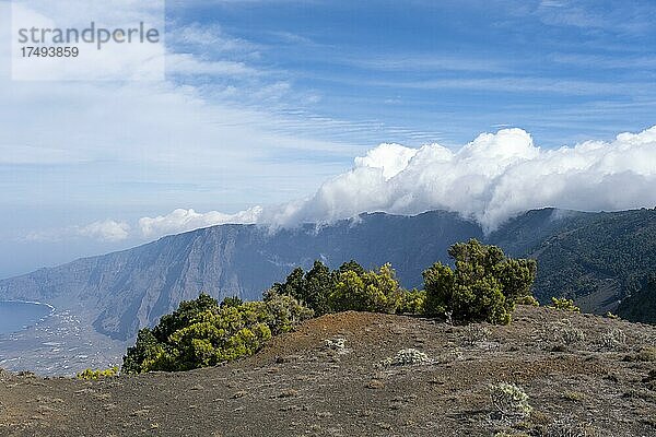 Ausblick auf El Golfo  Westküste  Wanderweg zum höchsten Punkt  Pico Malpaso  El Hierro  Kanarische Inseln  Spanien  Europa