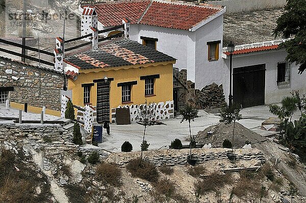 Gelbes Höhlenhaus in Dorf  Orce  Andalusien  Spanien  Europa