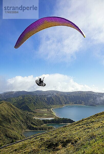 Paragleiter im Flug über den Kratersees Lagoa do Fogo  Insel Sao Miguel  Azoren  Portugal  Europa