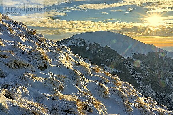 Berg Acuto und Berg Catria bei Sonnenaufgang im Winter  Apennin  Umbrien  Italien  Europa