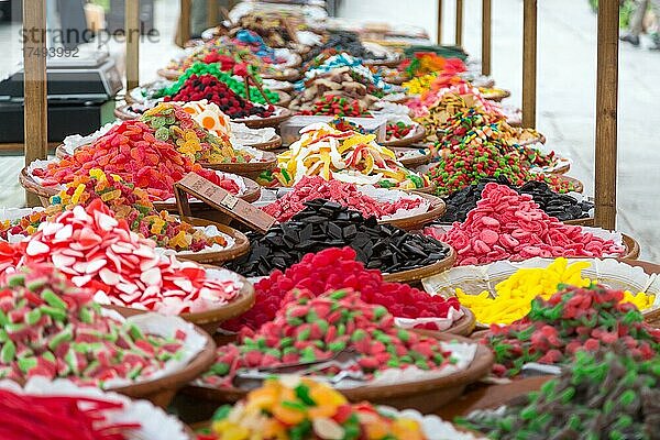 Bunte Süßigkeiten an Marktstand  historischer Wochenmarkt  Sineu  Mallorca  Spanien  Europa