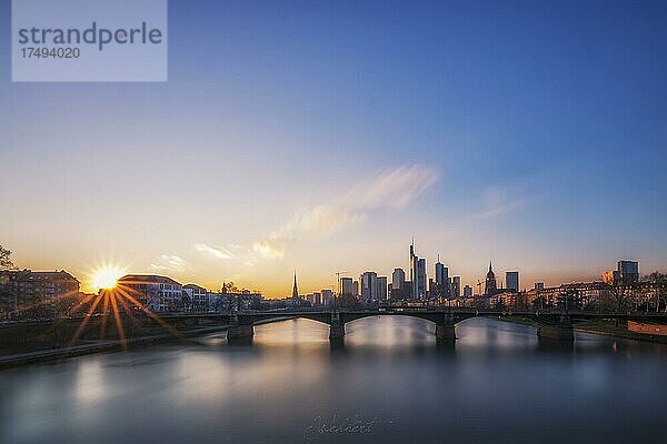 Blick von der Flöserbrücke über den Fluss Main  der Ignatz-Bubis-Brücke Brücke zur Skyline und den Hochhäuser. Schöner Sonnenuntergnag in Frankfurt  Deutschland  Europa