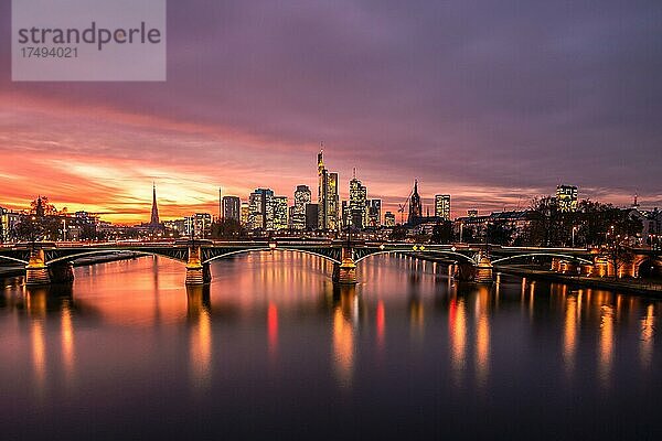 Blick von der Flöserbrücke über den Fluss Main  der Ignatz-Bubis-Brücke Brücke zur Skyline und den Hochhäuser. Schöner Sonnenuntergnag in Frankfurt  Deutschland  Europa