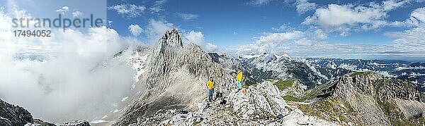 Zwei Wanderer vor Alpenpanorama  Luftaufnahme  Wettersteingrad mit Partenkirchner Dreitorspitze  Wettersteingebirge  Garmisch-Partenkirchen  Bayern  Deutschland  Europa