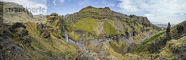 Berglandschaft mit Schlucht  Fluss im Múlagljúfur Canyon  Sudurland  Island  Europa