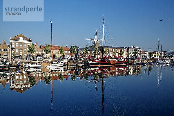 Alte Schiffe und Häuser spiegeln sich im Hafenbecken  Hellevoetsluis  Südholland  Niederlande  Europa