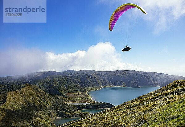 Paragleiter im Flug über den Kratersees Lagoa do Fogo  Insel Sao Miguel  Azoren  Portugal  Europa