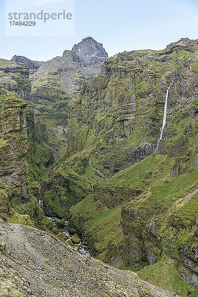 Berglandschaft mit Schlucht  Wasserfall Hangandifoss im Múlagljúfur Canyon  Sudurland  Island  Europa