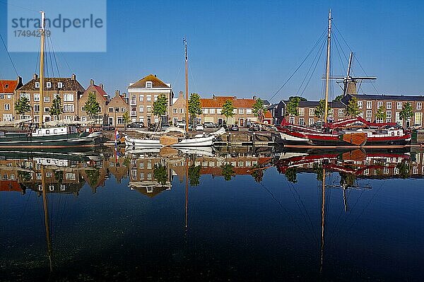 Lte Schiffe  Mühle und Häuser spiegeln sich im Hafenbecken  Morgenstimmung  Hellevoetsluis  Südholland  Niederlande  Europa