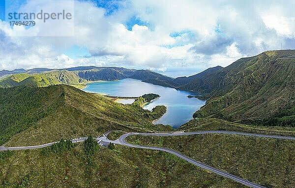 Drohnenaufnahme  Blick vom Aussichtsplatz Miradouro do Pico da Barrosa zum Kratersee Lagoa do Fogo  Insel Sao Miguel  Azoren  Portugal  Europa