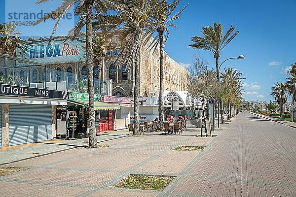 Menschenleere Strandpromenade und geschlossene Gastronomie Megapark am Ballermann während Lockdown  Arenal  Playa de Palma  Mallorca  Spanien  Europa