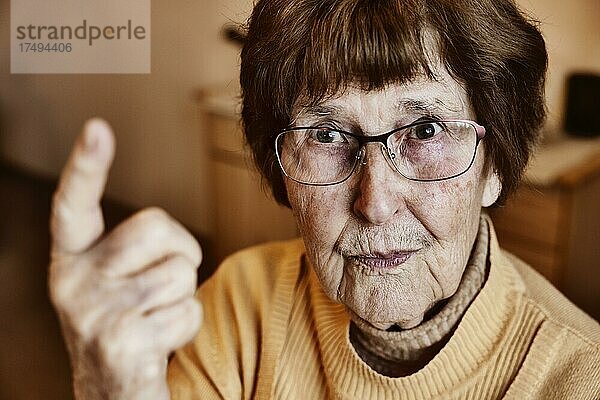 Verärgerte Seniorin droht mit ihrem erhobenen Zeigefinger  Köln  Nordrhein-Westfalen  Deutschland  Europa