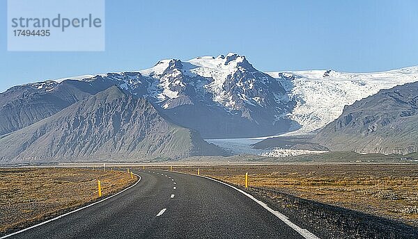 Straße  Gletscherzungen und Berge  Gletscherzungen am Vatnajökull Gletscher  Berg Kristínartindar  Vatnajökull-Nationalpark  Austurland  Island  Europa