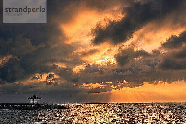 Strand mit tempel im Wasser bei Sonnenaufgang  Sanur  Bali  Indonesien  Asien