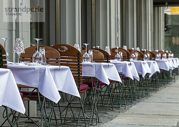 Gedeckte Tische im Außenbreich eines Restaurant am Gendarmenmarkt  Berlin  Deutschland  Europa