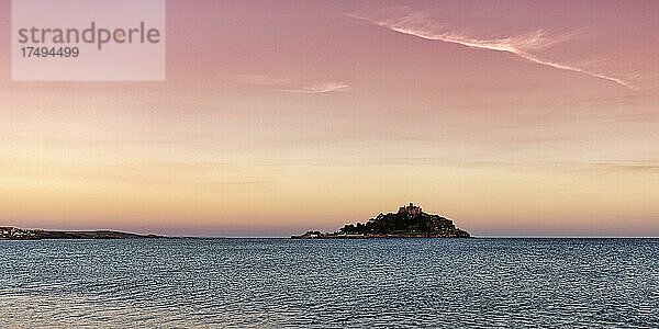 Mont St. Michel  Gezeiteninsel mit Burg  Abendhimmel  Marazion  Cornwall  England  Großbritannien  Europa