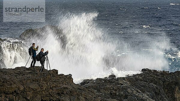 Fotografen an der Küste bei Pozo de Las Calcosas  ?El Hierro  Kanarische Inseln  Spanien  Europa