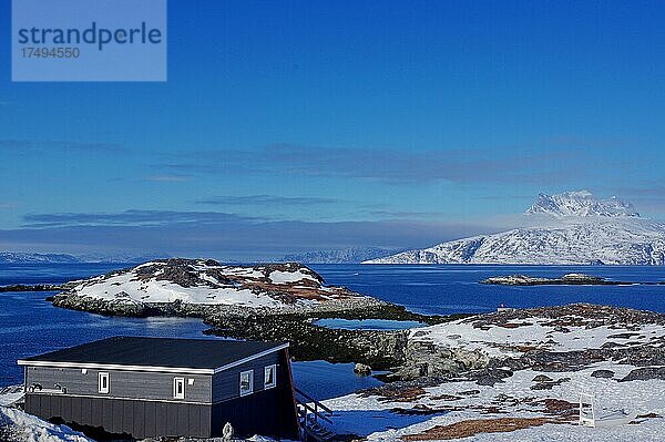 Einzelnes Haus  schroffe  verschneite Berglandschaft  kleine Felsinseln  Nuuk  Arktis  Nordamerika  Grönland  Dänemark  Nordamerika
