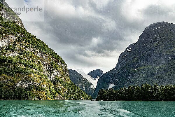 Fahrt mit dem Boot auf dem Lovatnet in der Nähe des Kjenndahl Gletscher in Norwegen